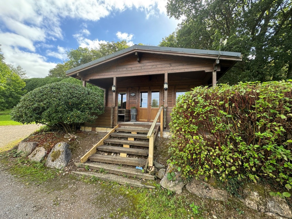 Lot: 71 - FREEHOLD TEN ACRE SITE WITH LAKES AND LODGES - Kingfisher Lodge